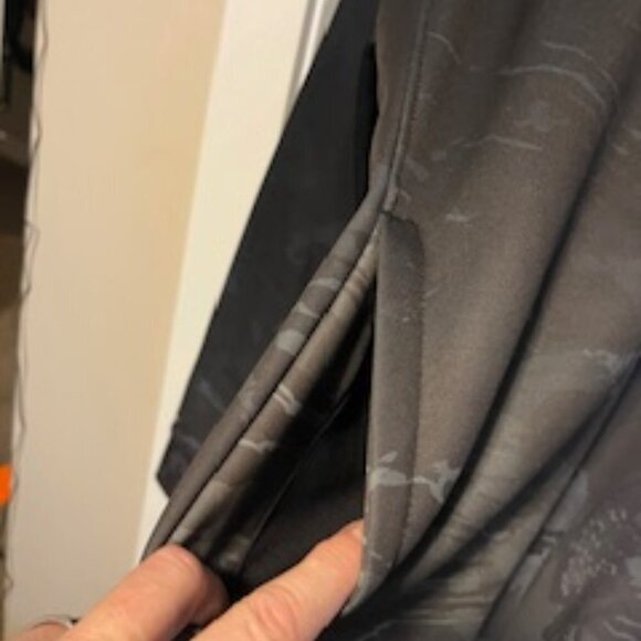 Men's Under Armour Sweatshirt, Size XL Black & Gray Camo patterned - Picture 2 of 9